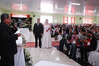 Casamento coletivo une 186 casais em Quedas do Iguaçu 