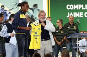 Seleção Brasileira chega em Maringá recepcionada pelo presidente Lula 