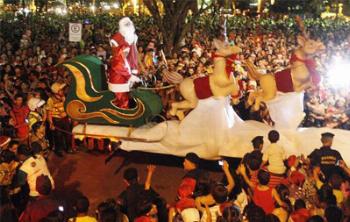 A programação de natal começa com a chegada do Papai e Mamãe Noel na praça da Catedral 