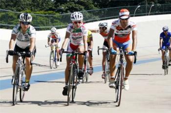 Seleção Brasileira de Ciclismo de Pista treina no velódromo de Maringá 