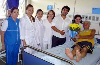 Pacientes aniversariantes do Hospital Municipal de Maringá recebem flores 