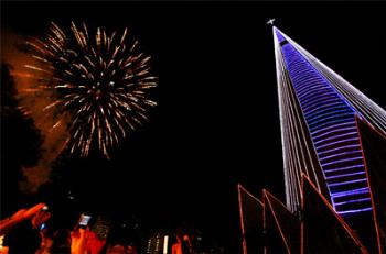 Chegada do Papai Noel, show pirotécnico e iluminação da Catedral emocionaram o público 