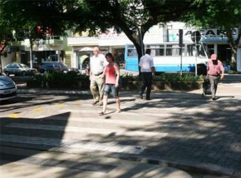 Faixas elevadas garantem segurança para travessia de pedestres em vias movimentadas 