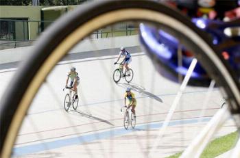 Seleção Brasileira de Ciclismo treina para competição internacional no velódromo de Maringá 