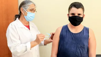 Vacinação contra covid-19 segue destinada a imunossuprimidos e adolescentes com comorbidades 