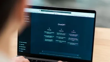 Nos EUA, pessoas mantém relacionamentos de anos com chatbots, mostra reportagem do New York Times 