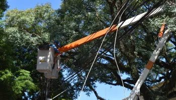 Com 150 postes danificados, 9 mil unidades consumidoras seguem sem energia em Maringá 