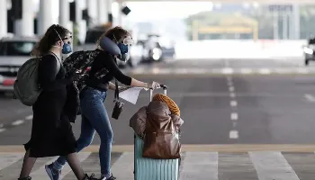 Pessoas não vacinadas que chegarem ao Brasil terão que cumprir quarentena 