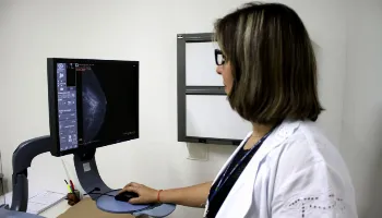 Outubro Rosa: pesquisa mostra que ainda há muito desconhecimento sobre o câncer de mama 