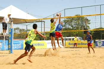 Atletas de vários estados brasileiros disputam 1ª Etapa do Circuito Brasileiro de Vôlei de Praia Sub 