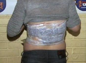Mulher é presa com duas mil pílulas de ecstasy presas ao corpo em Cascavel 
