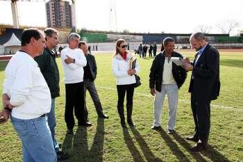 Comitê Organizador da Fifa vistoria estrutura esportiva da Vila Olímpica 