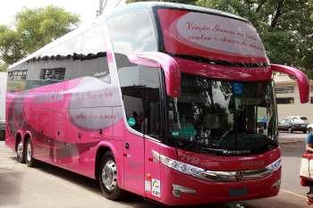Viação Garcia apresenta ônibus rosa pela luta contra o câncer de mama 