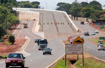 Liberação do viaduto já reduz movimento na Colombo e Morangueira 