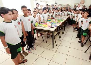 Alunos da Escola Municipal Maestro Aniceto Matti participaram da campanha de desarmamento infantil 