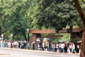 Milhares acompanham entronização de imagem na nova gruta do Parque do Ingá Milhares acompanham entronização de imagem na nova gruta do Parque do Ingá