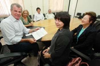 Educadora japonesa conhece a rede municipal de ensino para atender os filhos de brasileiros no Japão 