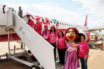 Avião rosa da Campanha do Câncer de Mama pousa em Maringá 