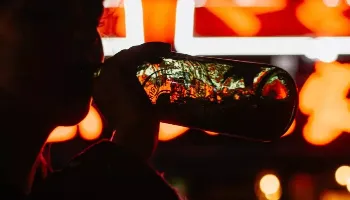 Consumo de bebidas alcóolicas perto de instituições de ensino pode gerar multa de R$ 500 em Maringá 