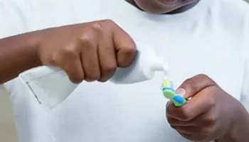 Anvisa autoriza retorno de vendas de creme dental da Colgate; entenda 