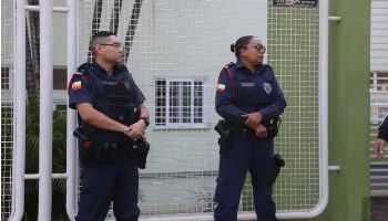 Seguranças particulares estão presentes em todas as escolas municipais a partir desta segunda (24) Seguranças particulares estão presentes em todas as escolas municipais a partir desta segunda (24)