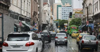 Adesivo eleitoral em veículo pode levar à perda da cobertura de seguro; entenda 