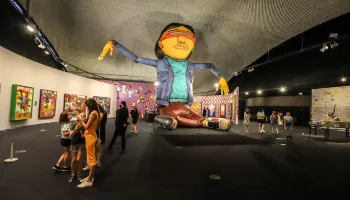 Exposição "OSGEMEOS: Segredos" em Curitiba alcança 100 mil visitantes 