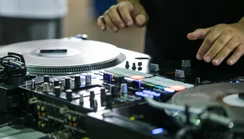 Programa ‘DJ do Futuro’ promove oficinas gratuitas de mixagem para crianças e adolescentes