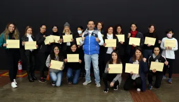 Primeira turma do curso gratuito de defesa pessoal certifica 40 mulheres em Maringá 