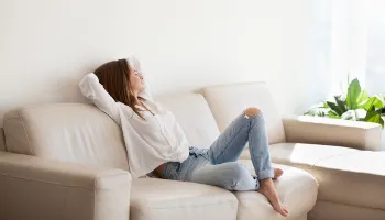 Como prolongar a vida útil do sofá: confira dicas essenciais para limpeza e manutenção 