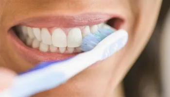 Dentista lista sete erros comuns ao escovar os dentes 