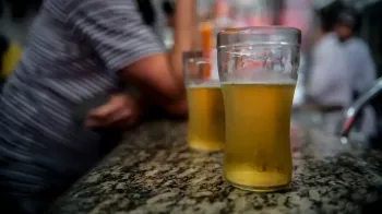Pesquisa inédita aponta que álcool e cigarro podem causar cegueira; entenda 