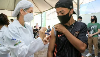 Vacinação contra a Covid-19 é destinada a adolescentes de 13 a 17 anos sem comorbidades 