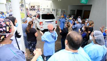 Cortejo fúnebre homenageia enfermeira vítima de covid-19 em Maringá 