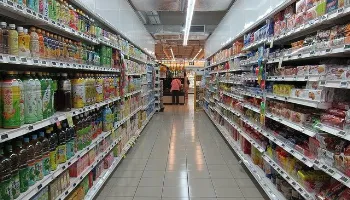Supermercado de Maringá é multado em R$ 240 mil por expor produtos sem preço, validade e violados 
