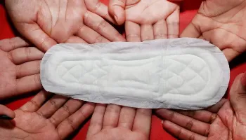 Campanha "Adote um ciclo" visa combate à pobreza menstrual com doações de itens de higiene 