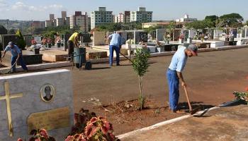 Áreas do Cemitério Municipal são preparadas para o Dia de Finados 