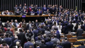 Câmara dos Deputados aprova urgência para projeto de anistia a golpistas Câmara dos Deputados aprova urgência para projeto de anistia a golpistas