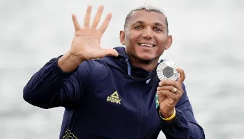 Isaquias Queiroz é prata na canoagem e se torna um dos maiores medalhistas olímpicos do Brasil Isaquias Queiroz é prata na canoagem e se torna um dos maiores medalhistas olímpicos do Brasil