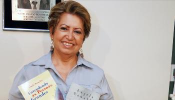 Escritora Maringaense é convidada para colaborar com revista internacional. 
