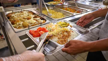 Restaurantes populares de Maringá servem almoço especial de Páscoa nesta quinta (2) 