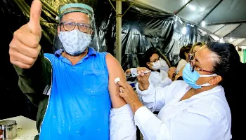 Vacinação contra covid é destinada a população geral com 42 ou mais e aplicação de 2ª dose 