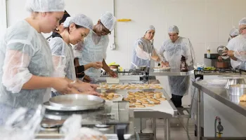 Angeloni oferece cursos gratuitos de comida árabe e risotos em Maringá; saiba como participar 