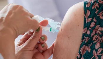 Mais de 670 doses da vacina contra a gripe foram aplicadas em Maringá no primeiro dia de campanha 