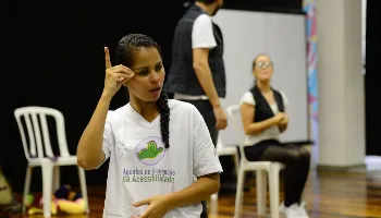 No Dia Internacional da Língua de Sinais, surdos defendem Libras como segundo idioma oficial do país 
