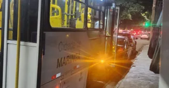 Adolescentes arremessam pedras dentro de ônibus da TCCC em Maringá; passageiros ficam feridos 