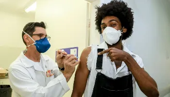 Maringá atinge marca de 93% dos jovens entre 12 e 17 anos vacinados com a primeira dose 