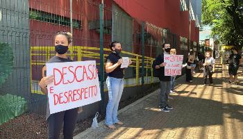 Estudantes da PUC-PR protestam contra fechamento de cursos presenciais em Maringá Estudantes da PUC-PR protestam contra fechamento de cursos presenciais em Maringá