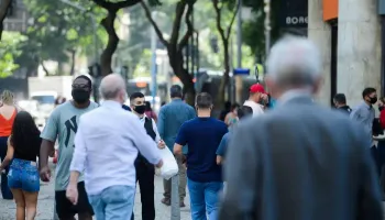 Expectativa de vida ao nascer no Brasil cai após pandemia de covid-19, mostra estudo do IBGE 