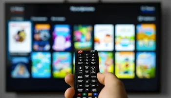 Além das salas de aula: confira a lista de séries que podem te ajudar a aprender inglês 